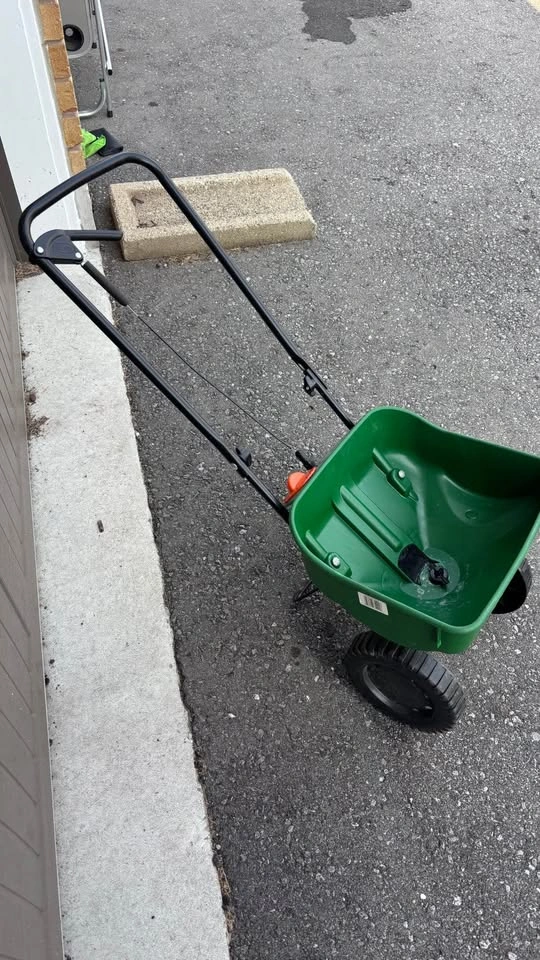 Scotts Turf Builder Mini Edgeguard Broadcast Spreader - photo 5