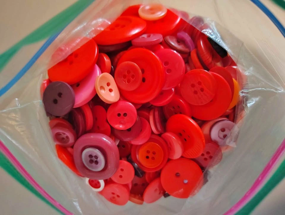 1 LB Bag of Mixed Craft Buttons (Red/Pink/Purple)