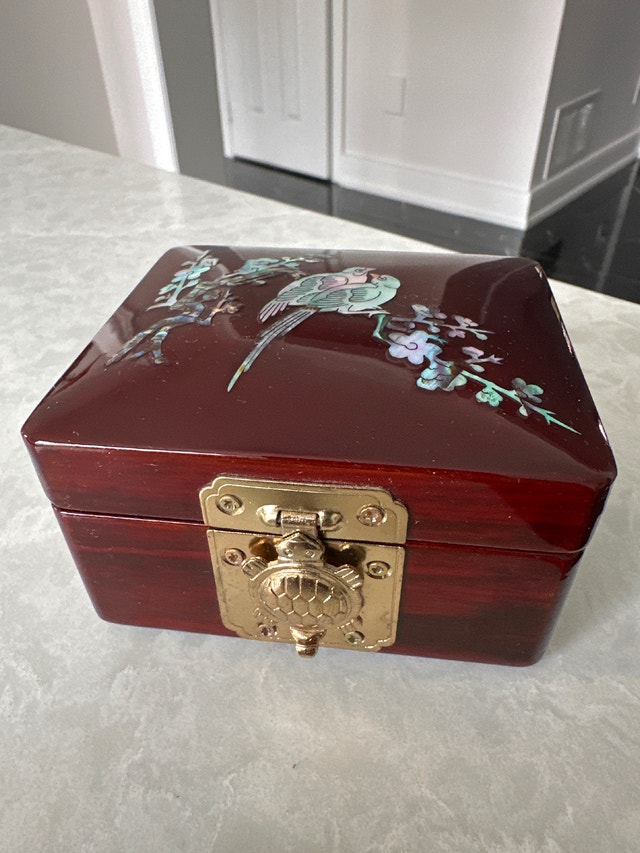 Vintage Korean mother-of-pearl lacquer jewelry box - photo 2