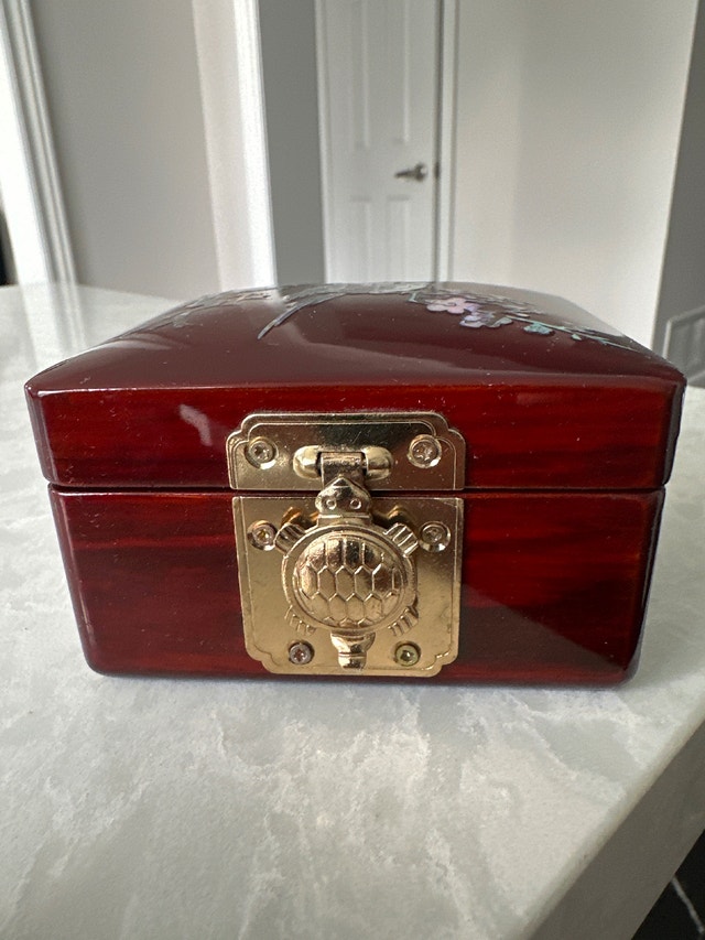 Vintage Korean mother-of-pearl lacquer jewelry box - photo 4