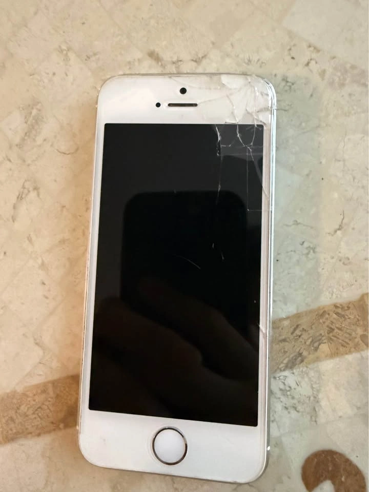[USED] Apple iPhone 5s 16GB – Silver – Works, Cracked Screen - photo 3
