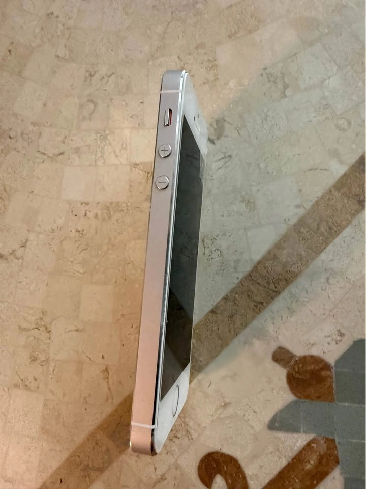 [USED] Apple iPhone 5s 16GB – Silver – Works, Cracked Screen - photo 5