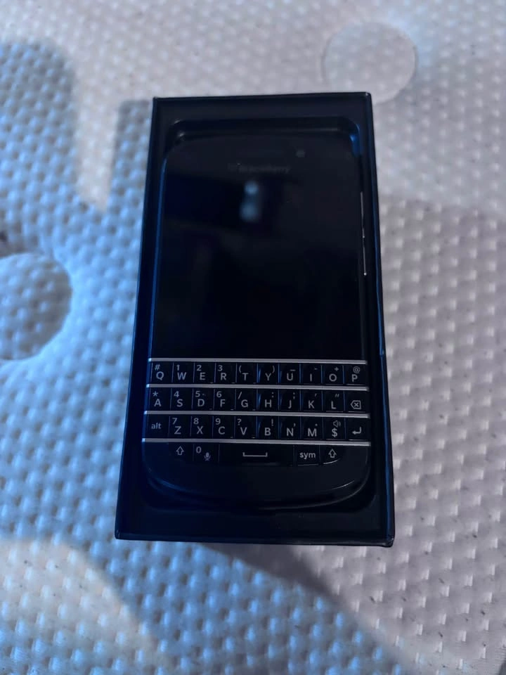 BlackBerry Q10 - photo 2