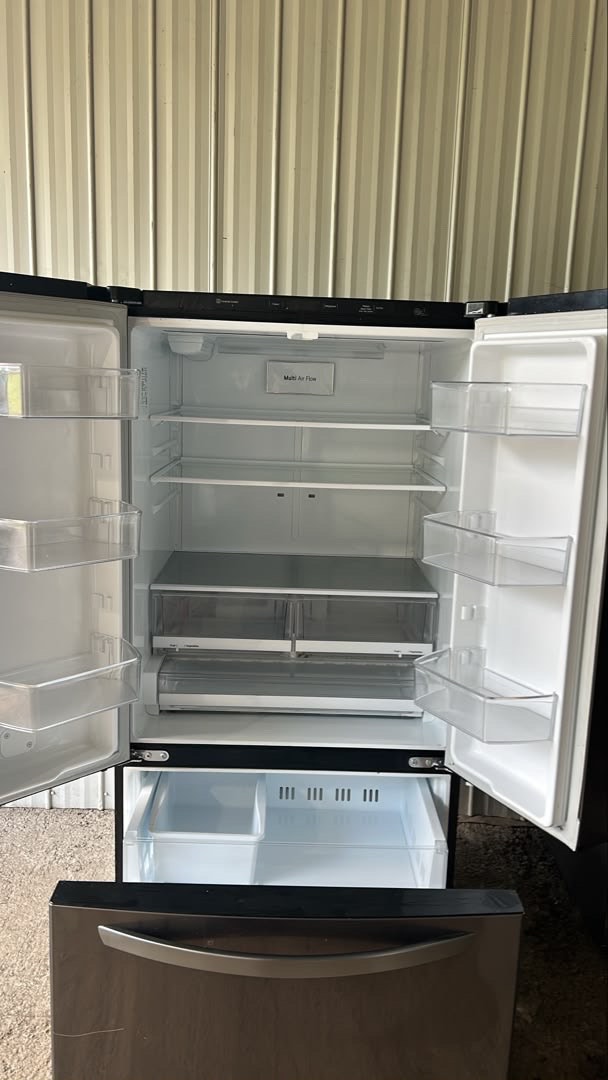 LG Refrigerator in good condition - photo 2
