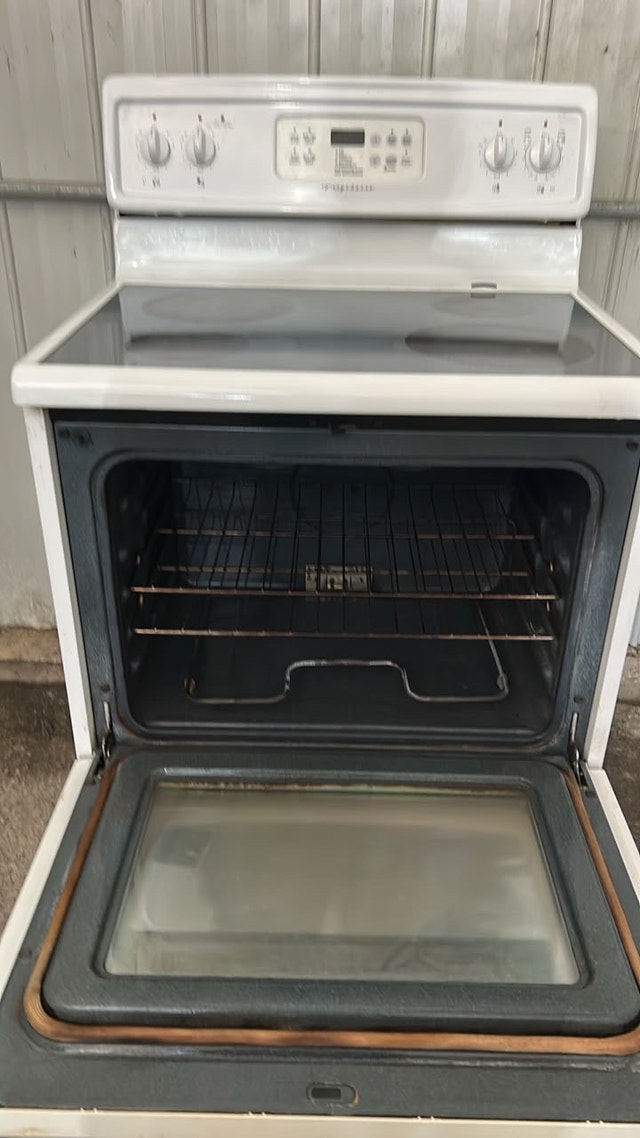 Frigidaire Electric Stove - photo 4