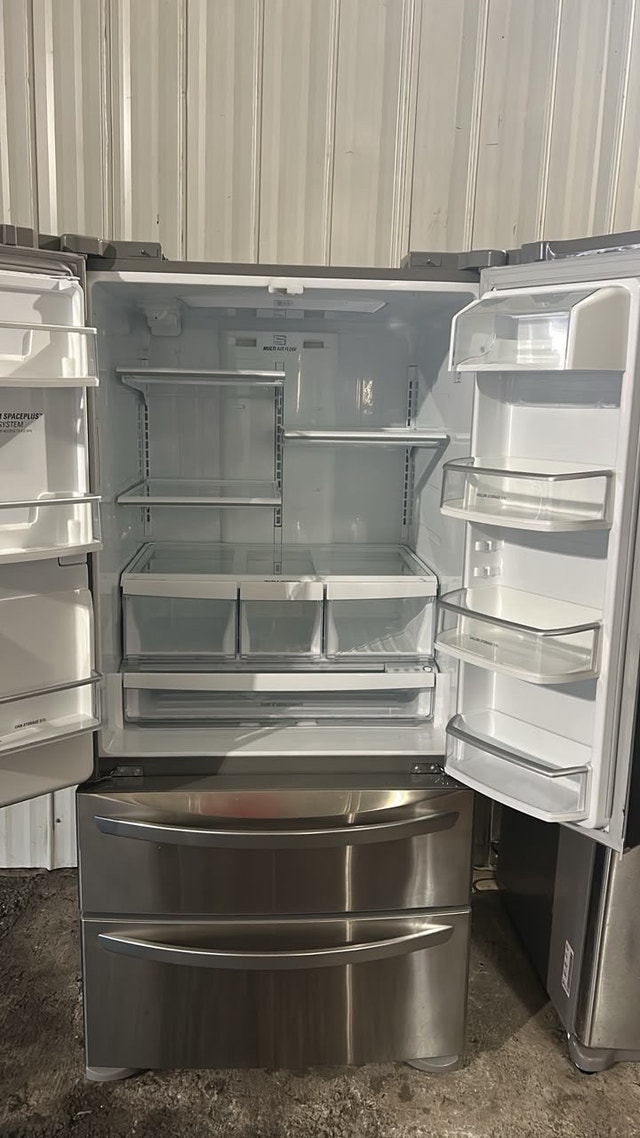 LG LMX25988ST Refrigerator in good condition