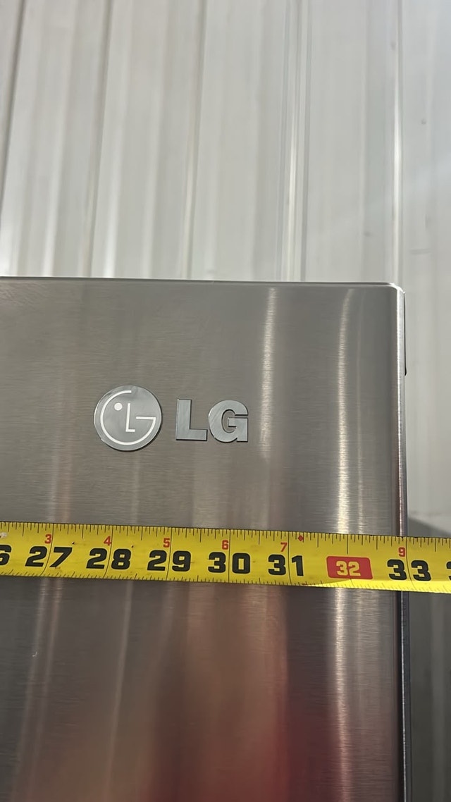 LG LMX25988ST Refrigerator in good condition - photo 3