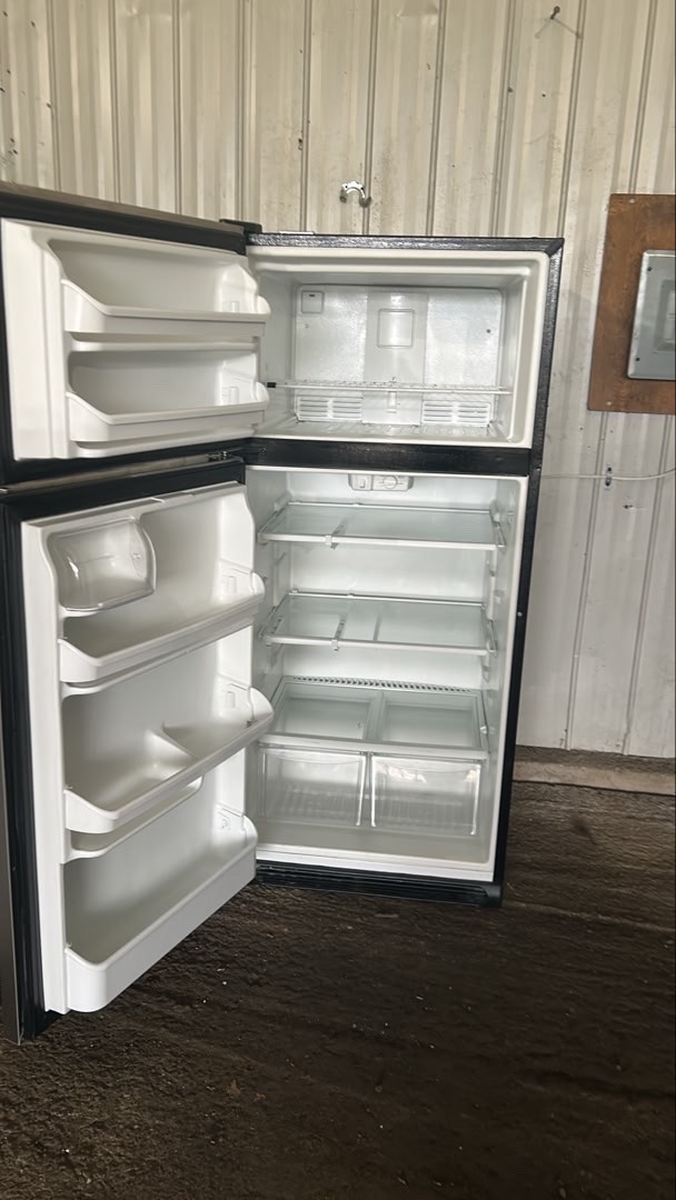 Frigidaire Refrigerator - photo 2
