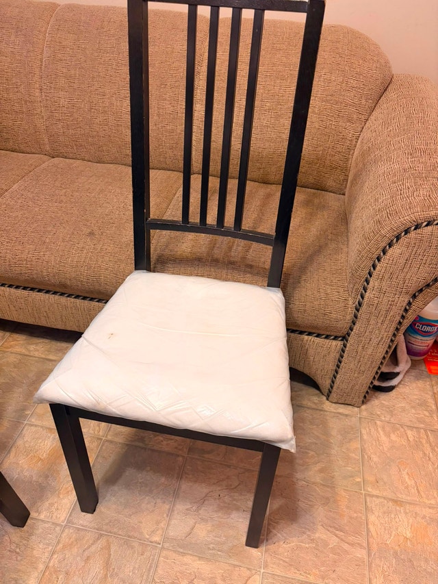 MOVING SALE! IKEA Extendable Dining Table and 4 Chairs - photo 3