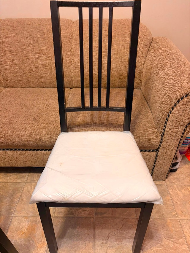 MOVING SALE! IKEA Extendable Dining Table and 4 Chairs - photo 5