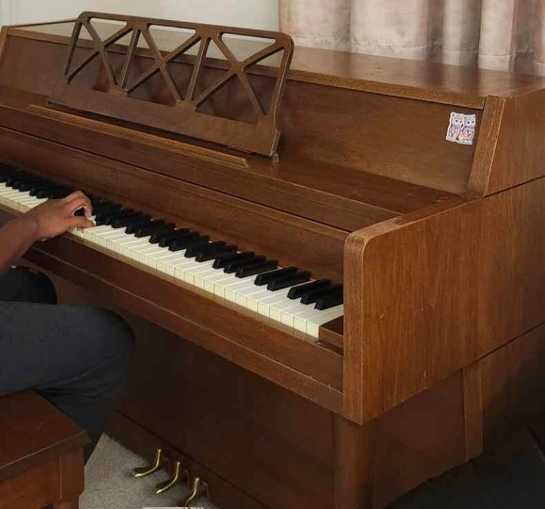 Moving sale - Free Upright Piano - photo 2