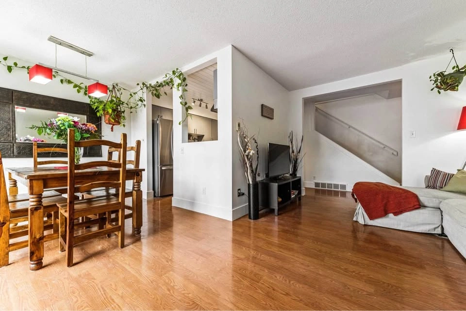 3 Beds 2 Baths - Townhouse - photo 2