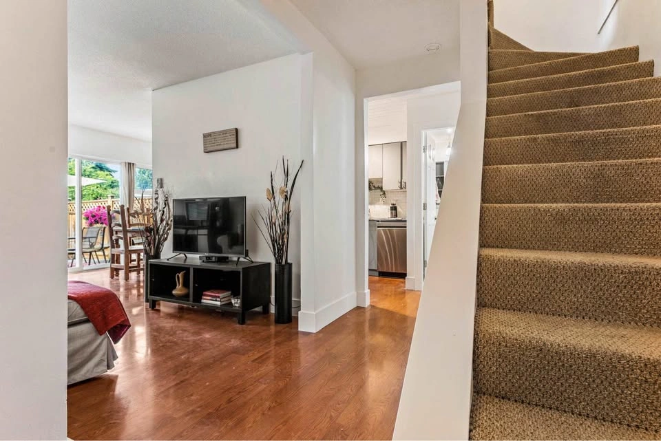 3 Beds 2 Baths - Townhouse - photo 3