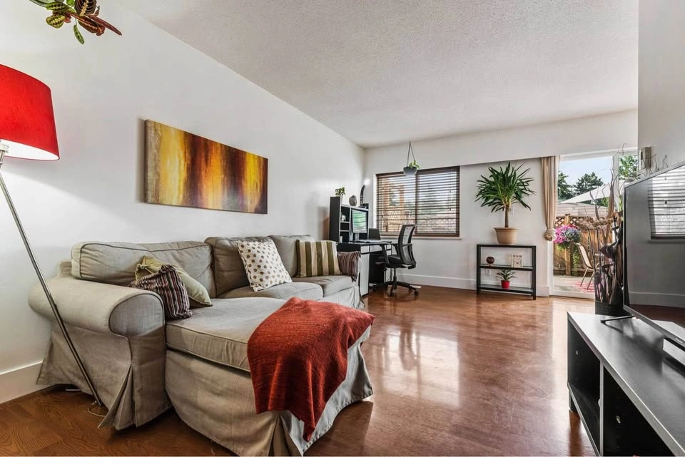 3 Beds 2 Baths - Townhouse - photo 4