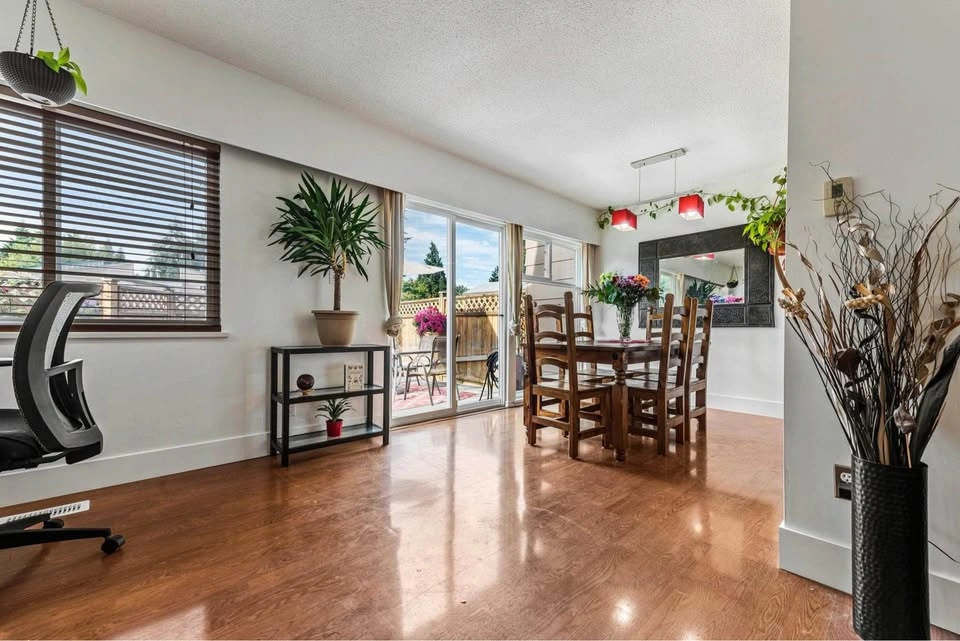 3 Beds 2 Baths - Townhouse - photo 5