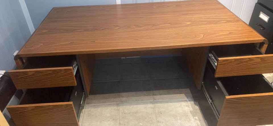 Wood Grain Executive Desk - photo 2