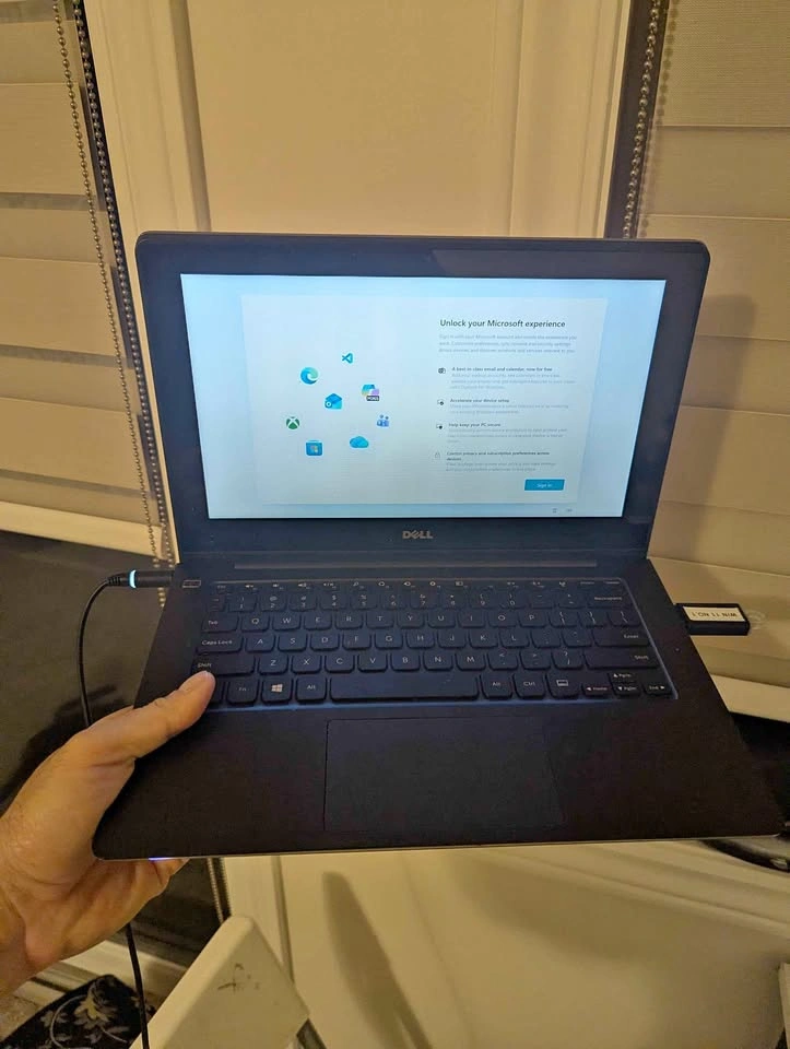 Dell 11" Laptop - Fast 256GB SSD & 8GB RAM (Works Plugged In)