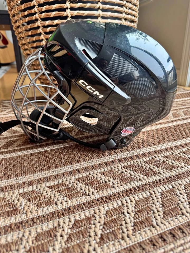 CCM XT20 Hockey Helmet - Size Medium