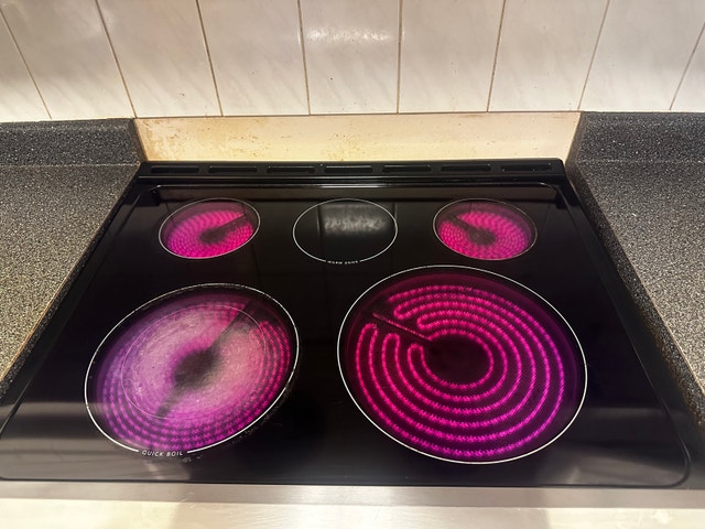 Frigidaire sparsely used stove - photo 3