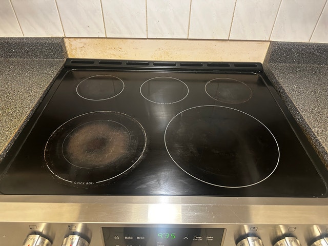 Frigidaire sparsely used stove - photo 5