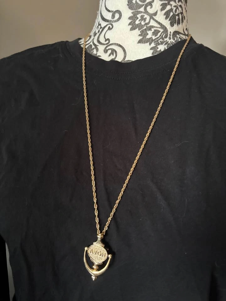 Avon Gold-Tone Door Knocker Pendant Necklace - photo 3
