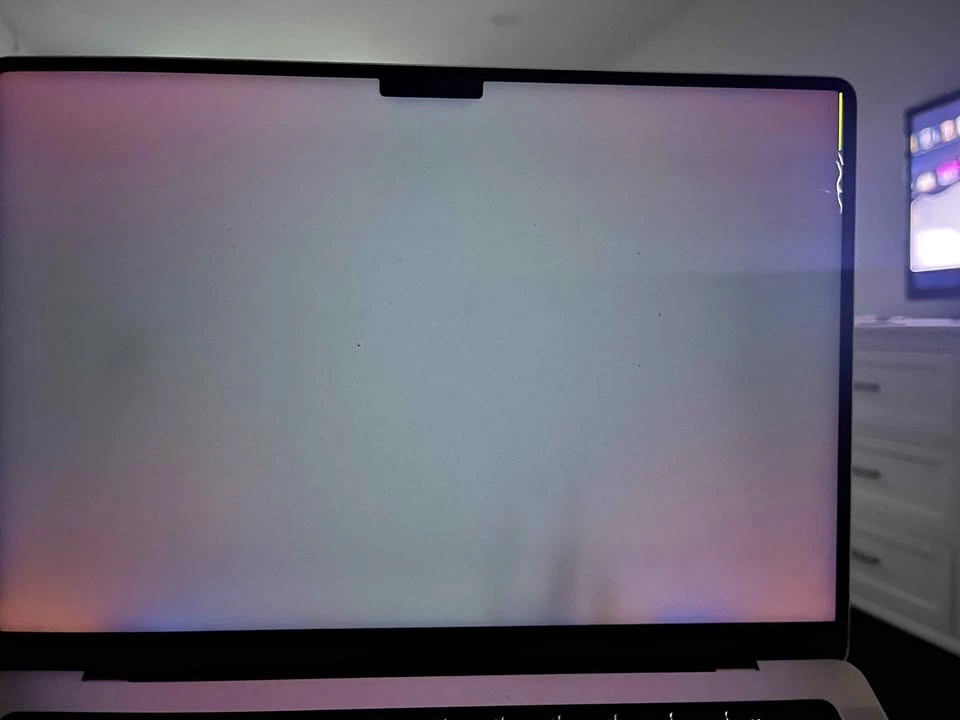 2024 MacBook M3 8GB RAM 512GB SSD Broken Display