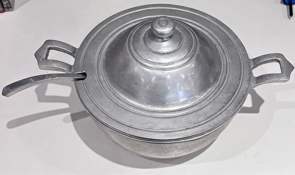 Soup tureen with lidded bowl and matching ladle