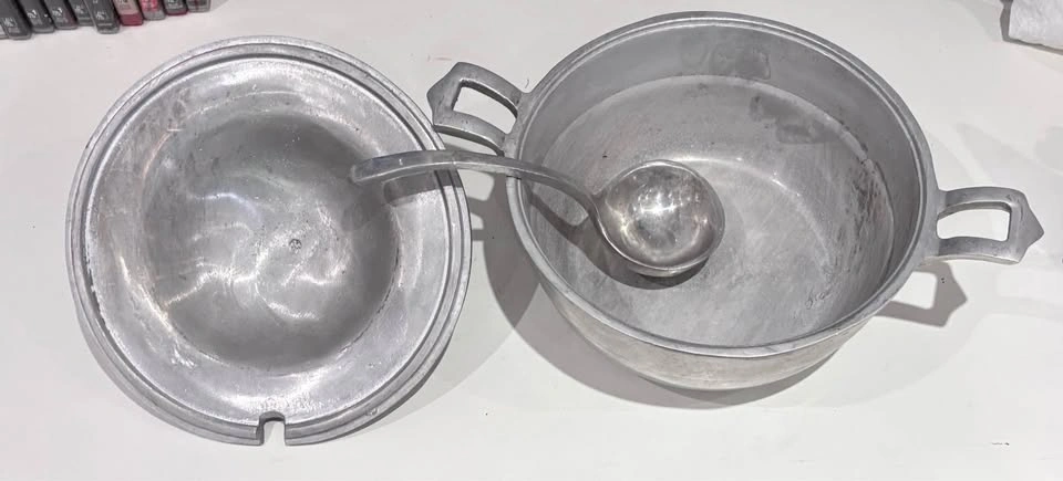 Soup tureen with lidded bowl and matching ladle - photo 2