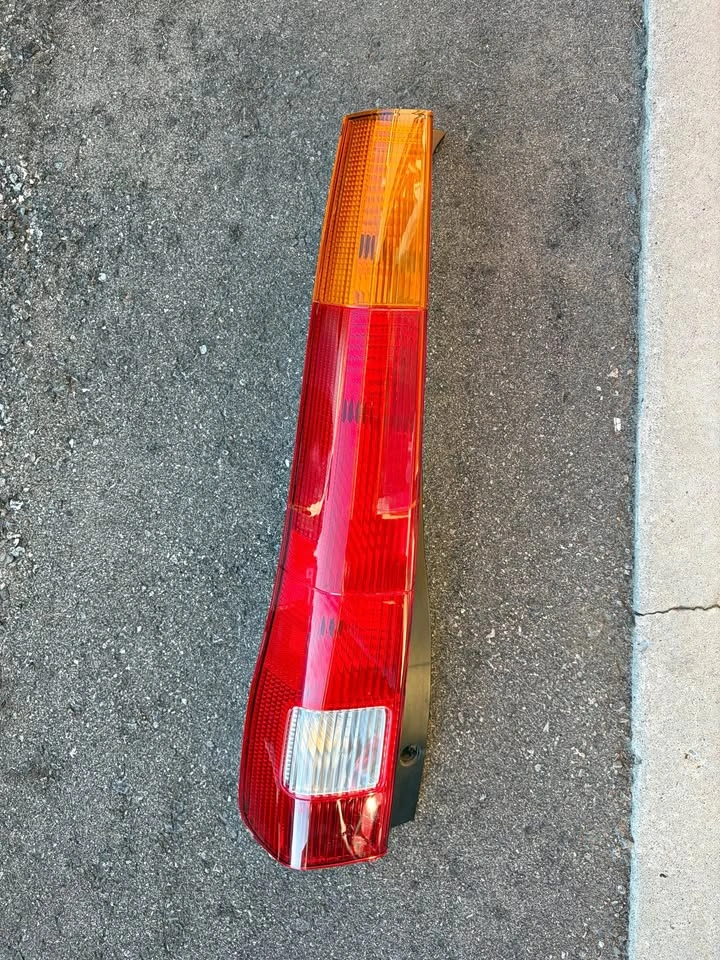 2002-2006 Honda CR-V Driver Side Tail Light