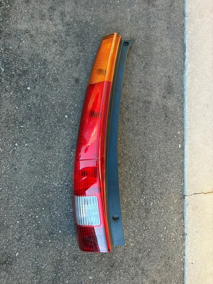2002-2006 Honda CR-V Driver Side Tail Light - photo 3