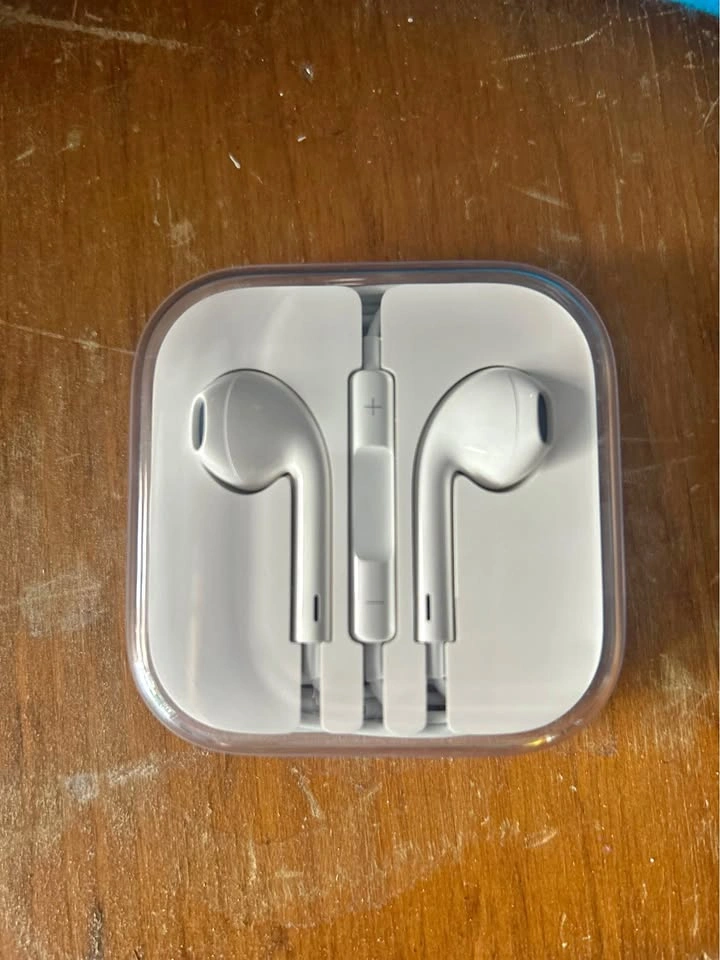 Apple EarPods with 3.5mm Headphone Plug