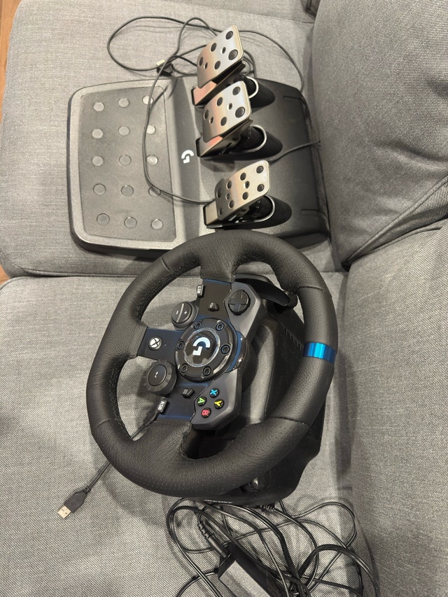 Logitech G923 Racing Wheel and Pedals for Xbox/PC