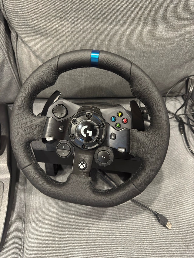 Logitech G923 Racing Wheel and Pedals for Xbox/PC - photo 2
