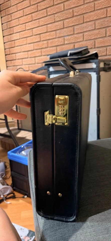 Black leather briefcase with combination lock - photo 2