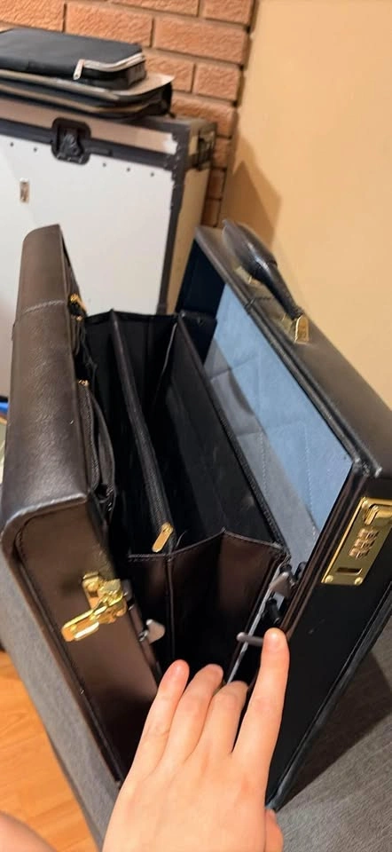Black leather briefcase with combination lock - photo 3