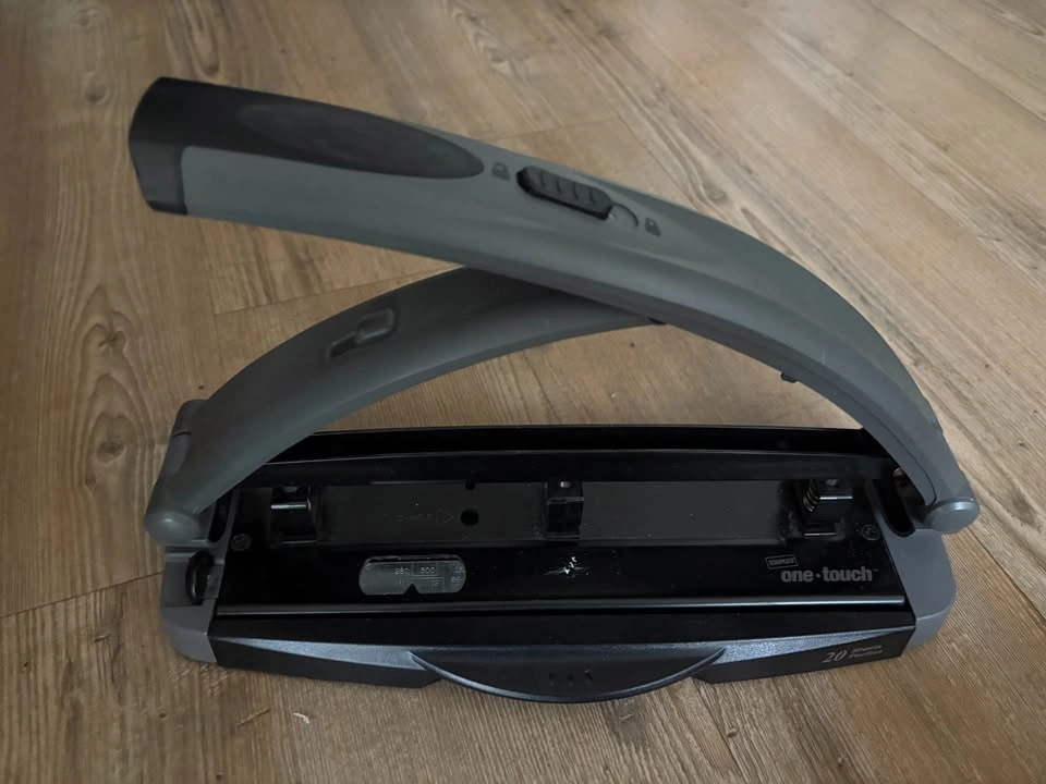 Heavy duty 3 hole puncher - 45 sheets capacity