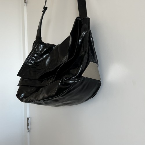 black Zara shoulder bag with a shiny finish and adjustable strap - photo 3