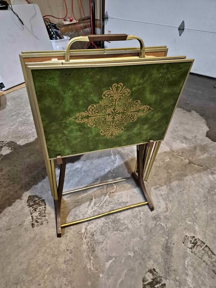 Vintage Folding TV Tray Set – Retro Green & Gold