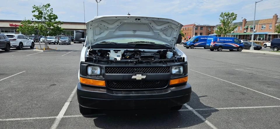 2011 Chevrolet G-Series 2500 · Van - photo 3