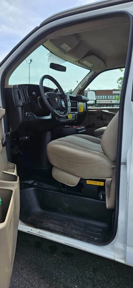 2011 Chevrolet G-Series 2500 · Van - photo 5