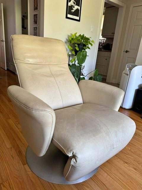 Authentic Leolux "Helical" Leather Swivel Recliner Chair