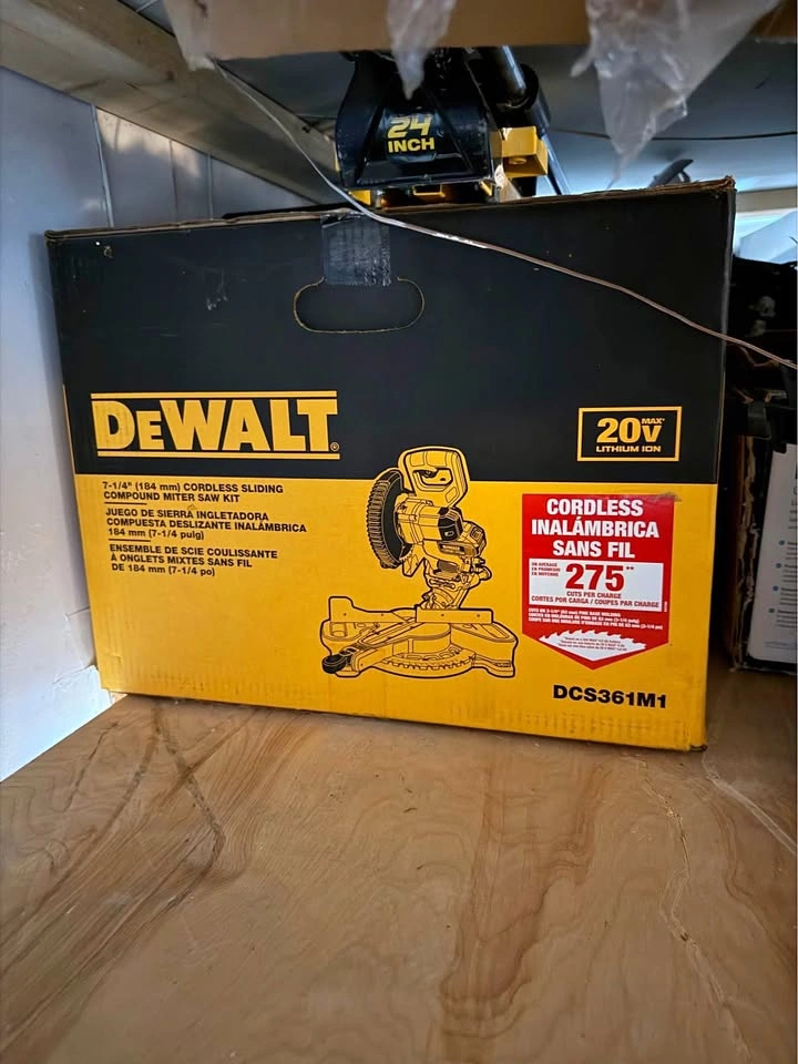 7-1/4" Cordless Saw (w/ 4.0 AH Battery & Charger)