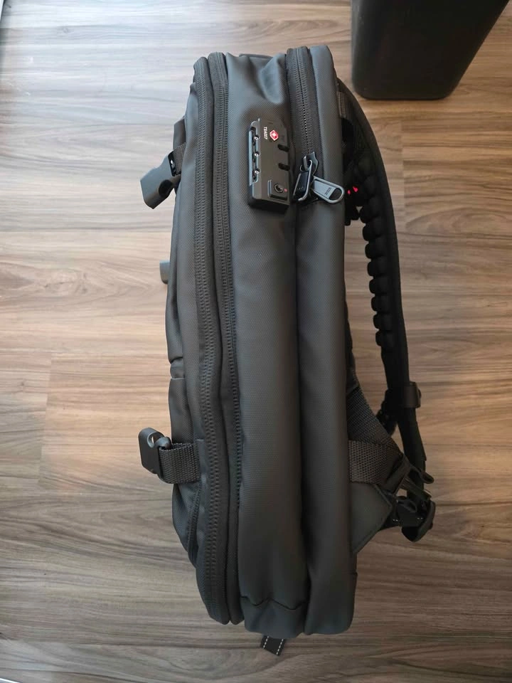 Travel backpack with vacuum pocket - photo 2