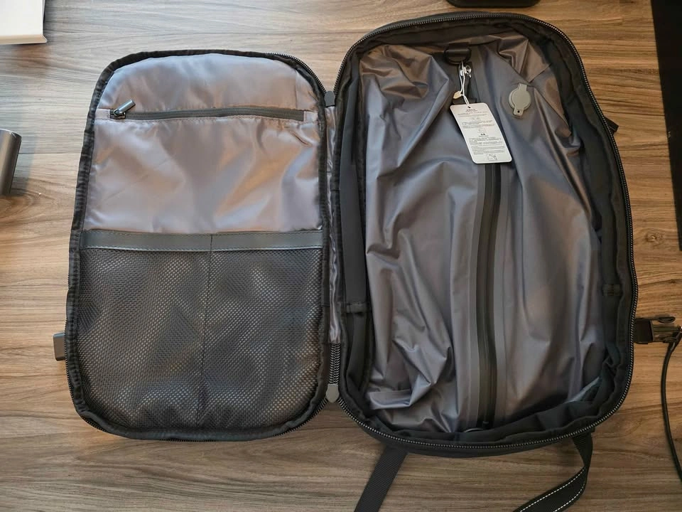 Travel backpack with vacuum pocket - photo 3