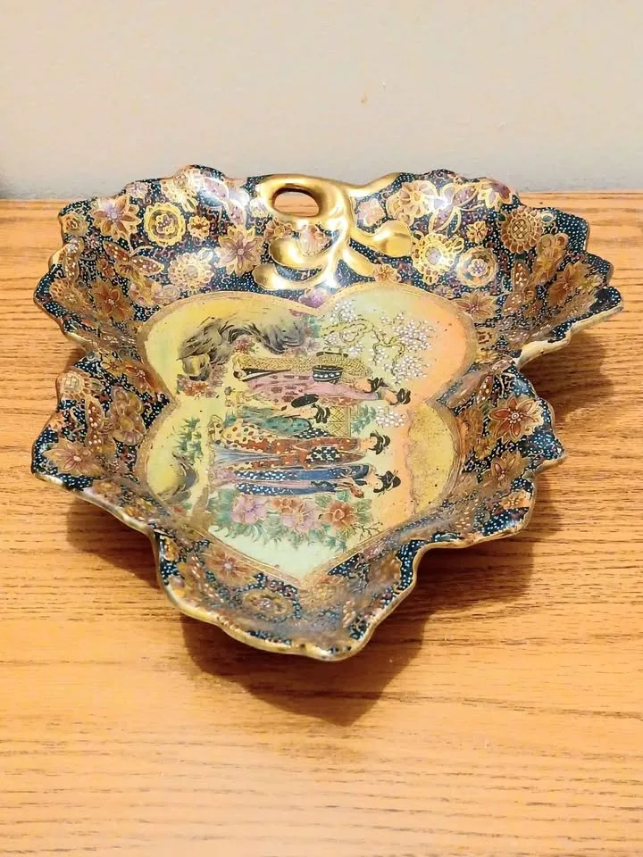 Unique Satsuma Moriage Crackled Porcelain Bonboniere image indicator(2)