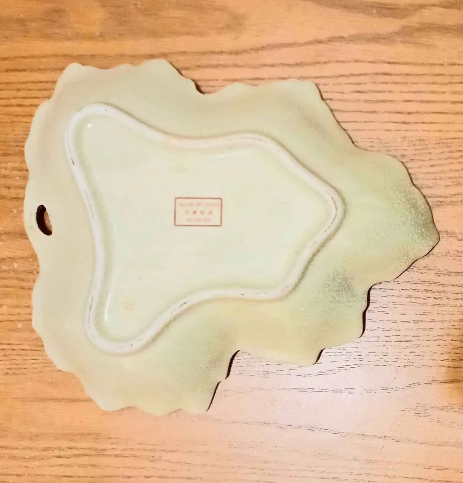 Unique Satsuma Moriage Crackled Porcelain Bonboniere image indicator(3)