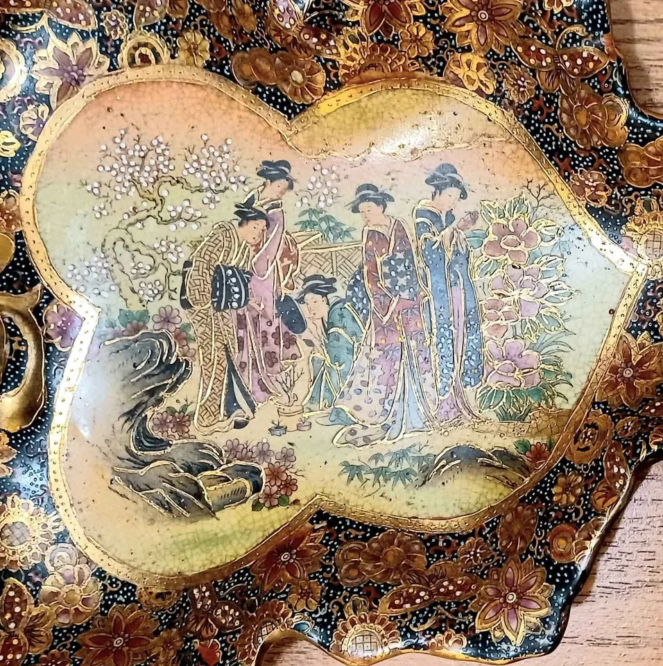 Unique Satsuma Moriage Crackled Porcelain Bonboniere image indicator(4)