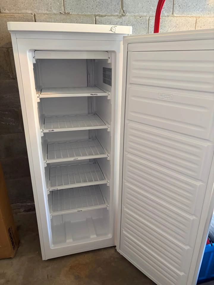 Frigidaire FFUM0623AW Upright Freezer - photo 2