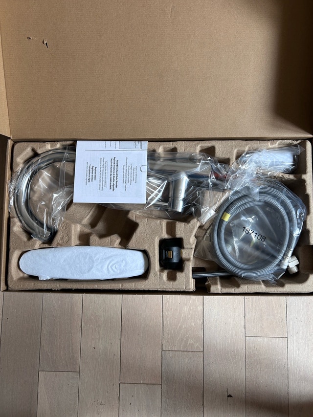 MOEN Sleek Pull Down Kitchen Faucet - photo 2
