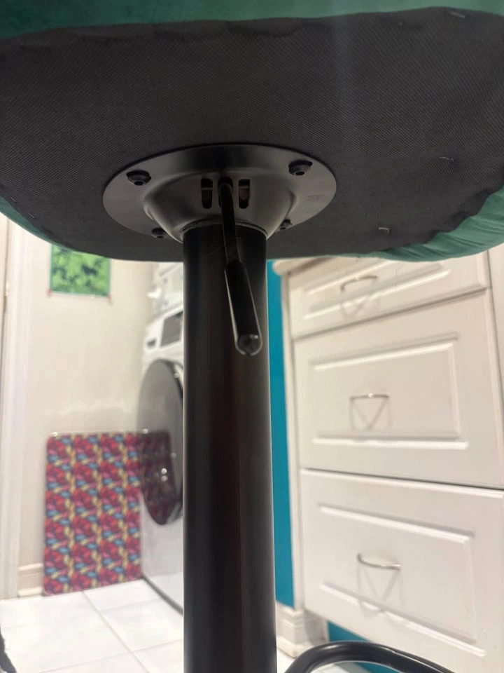 Pair of Green Velvet Shell Back Bar Stools - photo 4
